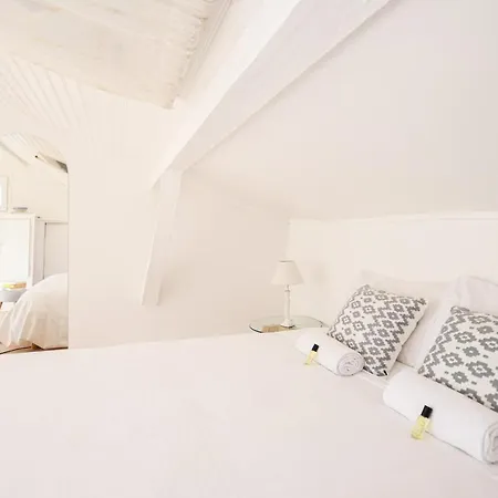 Guestready -- Boho-minimalist Loft In The Village-like Batignolles 아파트 *